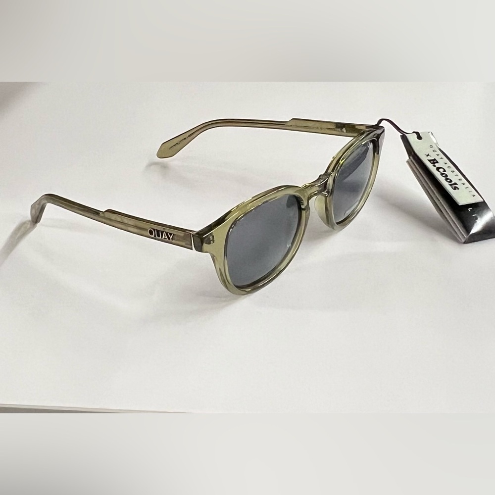 - Quay  Australia WALK ON in Olive/Smoke New In Case